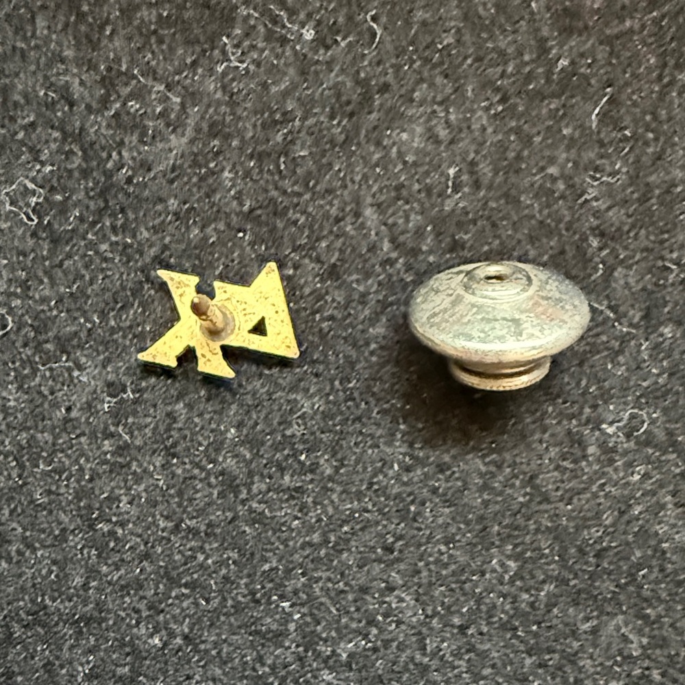 1950’s Delta Chi Goldtone Tie Tack / Lapel Pin - Picture 5 of 7